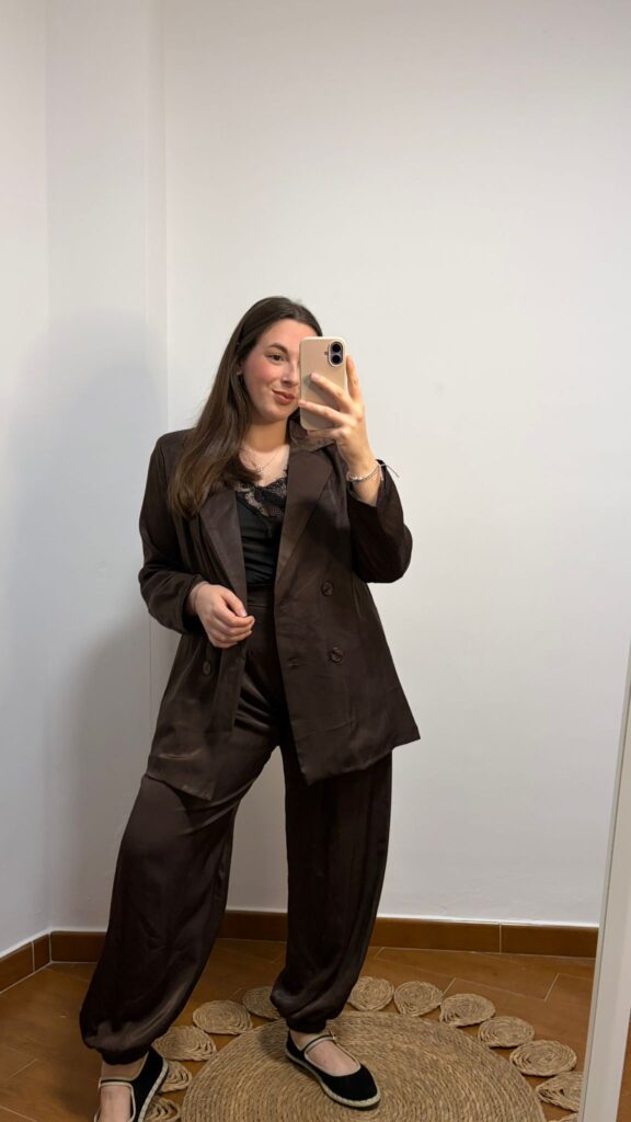 Traje chaqueta saten chocolate