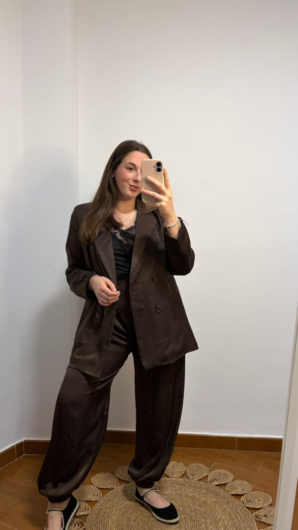 Traje chaqueta saten chocolate